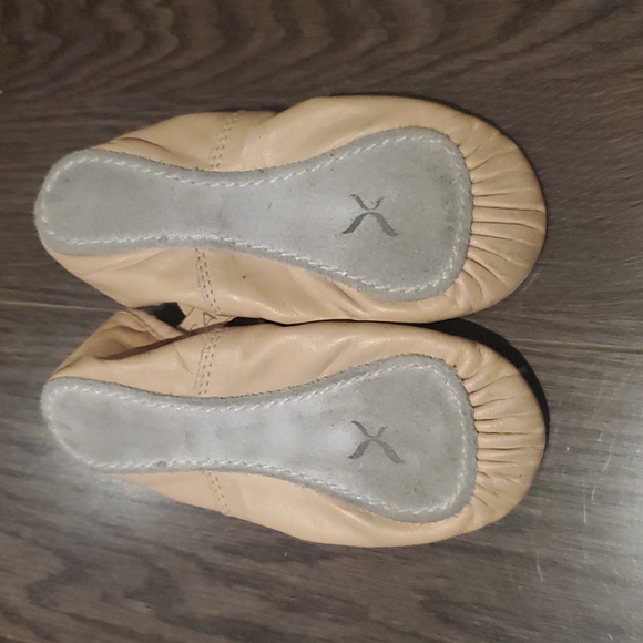 Girls Capezio full leather sole ballet slippers - Picture 2 of 2